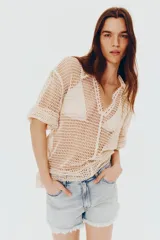 Short de jean celeste con lavado claro, tiro alto, cinco bolsillos y ruedo desflecado.