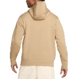 Buzo con capucha Nike Club Fleece color arena, con logo bordado en blanco en el pecho y bolsillo tipo canguro.