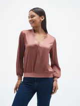 Blusa color cereza con escote en V y mangas largas abullonadas.