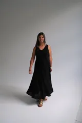 Vestido largo negro de lino, con escote en V y corte evasé.