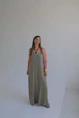 Mono largo color verde seco de viscosa liviana con breteles finos y escote en V. Espalda con escote profundo y lazo ajustable.