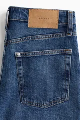 Short de jean de cinco bolsillos en denim de algodón levemente elástico. Modelo de tiro superalto con cierre, botón y dobladillo cosido.
