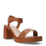 Sandalias de cuero color marrón, con plataforma y taco bloque. Tira ancha sobre los dedos y pulsera al tobillo con hebilla ajustable.