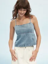 Top azul de denim con breteles finos y corte crop.