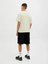 Remera color crema de manga corta y cuello redondo con estampa en la espalda con la palabra "MALIBU".