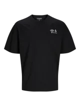 Camiseta negra de manga corta con cuello redondo y estampado pequeño en el pecho con un globo terráqueo, un triángulo y coordenadas.