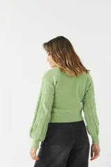 Sweater azul con diseño de ochos y cuello redondo.