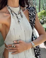 Anillo dorado con diseño irregular que simula un pétalo.