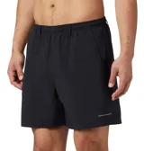 Short de baño negro Columbia Backcast III con tecnología Omni-Shade™ UPF 50, de secado rápido, con cintura elástica ajustable con cordón, bolsillos laterales de malla, bolsillo trasero con cremallera y forro interior de malla.