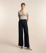 Blusa fucsia de viscosa con escote en V y aro metálico.
