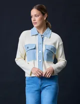 Campera combinada de punto color crema con detalles en denim celeste. Tiene cuello con solapa, cierre frontal con botones metálicos, bolsillos delanteros y corte recto.