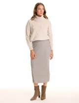 Falda midi de punto color gris, con pretina ancha elastizada y tejido con lurex.