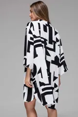 Vestido camisero blanco con estampado de letras negras, de corte recto y manga 3/4.