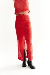 Falda midi de encaje rojo con frunce en la cintura y tajo delantero.