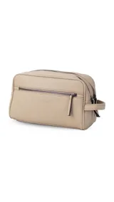 Neceser unisex marrón de símil cuero, con doble compartimento superior y bolsillo frontal con cierre. Asa lateral para fácil transporte.