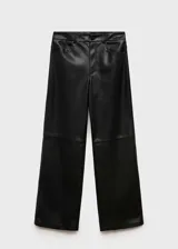 Pantalón de cuero negro de corte recto, tiro alto y cinco bolsillos.