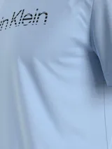 Remera celeste de algodón con cuello redondo y logo Calvin Klein estampado en el frente.