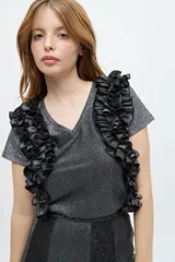 Remera color crudo con escote en V y volados laterales.