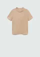 Remera color beige de corte recto, cuello redondo y mangas cortas con dobladillo.