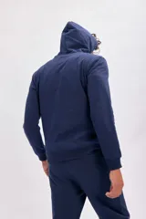 Canguro deportivo azul marino con capucha ajustable con cordón, bolsillo tipo canguro y puños y cintura acanalados.