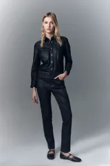 Pantalón de jean skinny tiro alto en denim con elastano, con pierna ajustada hacia el tobillo. En denim negro con elastano y un proceso de coating marrón que brinda una apariencia similar al cuero. Sobre el mismo un diseño en laser animal print. Con cierre y botón.