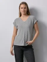 Remera de mangas cortas con cuello en V y estampado a rayas horizontales blancas y negras.