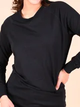 Buzo deportivo negro de manga larga y cuello redondo.