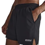Short de entrenamiento negro, liviano y flexible, con entrepierna de 5 pulgadas, cintura elástica y bolsillos laterales.