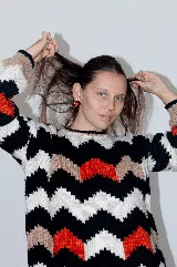 Sweater tejido a mano con lana merino, multicolor con patrón de zigzag en blanco, negro, rojo y beige.