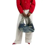 Bolso de hombro Marc Jacobs modelo The Sack Bag, confeccionado en denim azul con efecto desgastado y estampado del logo de la marca en blanco.