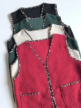 Chaleco verde con ribete de animal print, sin mangas y con bolsillos delanteros.