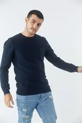 Sweater negro de algodón con cuello redondo y logo bordado en el pecho.