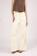 Pantalón de jean color crudo, corte wide leg, con tiro alto y costuras a contratono.