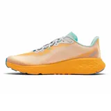 Zapatilla de running Columbia Konos Featherweight para hombre, con parte superior tejida jacquard en tonos beige y naranja degradado, detalles en turquesa y azul vibrante en el forro y suela. Presenta la marca Columbia en el lateral. Incorpora tecnología Omni-MAX™ y entresuela TechLite+™.