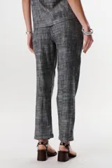 Pantalón de vestir azul con corte recto y bolsillos laterales.