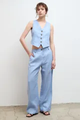 Pantalón recto de lino 100%, con bolsillos laterales y corte cómodo.