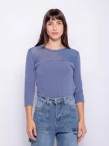 Top de manga larga azul con transparencia en el frente y cuello redondo.