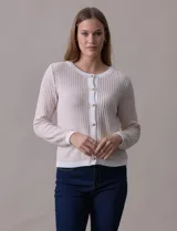 Cárdigan de punto tweed color beige, marca Ninety, con escote redondo, cierre frontal con botones metálicos dorados y bolsillos simulados.