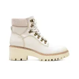 Botas de cuero sintético color blanco con caña media, acordonadas con herrajes metálicos dorados, cuello de punto acanalado y suela track con plataforma.