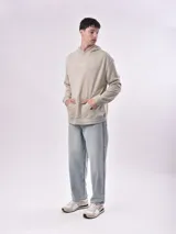 Canguro beige con capucha, bolsillo tipo canguro y puños y cintura acanalados. Estampado frontal con la frase "Lost Minds Waves California".