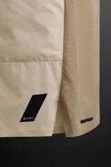 Shorts deportivos color marrón confeccionados en tejido técnico ligero y elástico. Cuenta con cintura elástica ajustable con cordón interior, bolsillos frontales, bolsillo trasero con cierre de cremallera, forro interior y bajo con aberturas laterales.