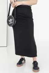 Falda midi negra de tejido de punto acanalado, corte ajustado y abertura lateral.