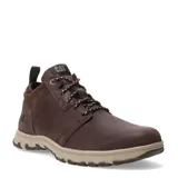 Bota de cuero para hombre marca Caterpillar, modelo Fudge Bar, en color marrón. Presenta un diseño de caña media con cordones, suela de goma beige con relieve antideslizante y detalles de gamuza en la zona del tobillo.