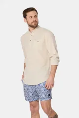 Short de baño celeste con estampado de flores blancas, cintura elástica con cordón ajustable, dos bolsillos laterales y suspensor de malla fina.