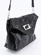 Cartera tipo sobre de cuero sintético color negro con cierre metálico plateado.