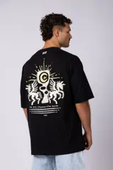 Remera negra oversize de mangas cortas con estampado pequeño de dos caballos blancos en el pecho.