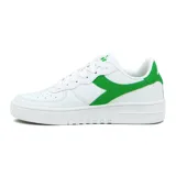 Zapatillas deportivas blancas con detalles en verde, diseño moderno y suela cómoda.
