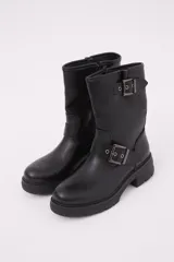 Bota negra de eco cuero con detalle de hebilla y suela de plataforma.