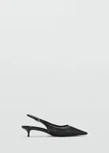 Zapato de tacón kitten color negro, con puntera fina, tejido de malla y cierre de hebilla.