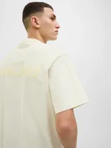 Remera color crema de manga corta y cuello redondo con estampa en la espalda con la palabra "MALIBU".